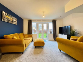 Stylish 2 Bedroom Home Near Lake with Free Parking & Garden